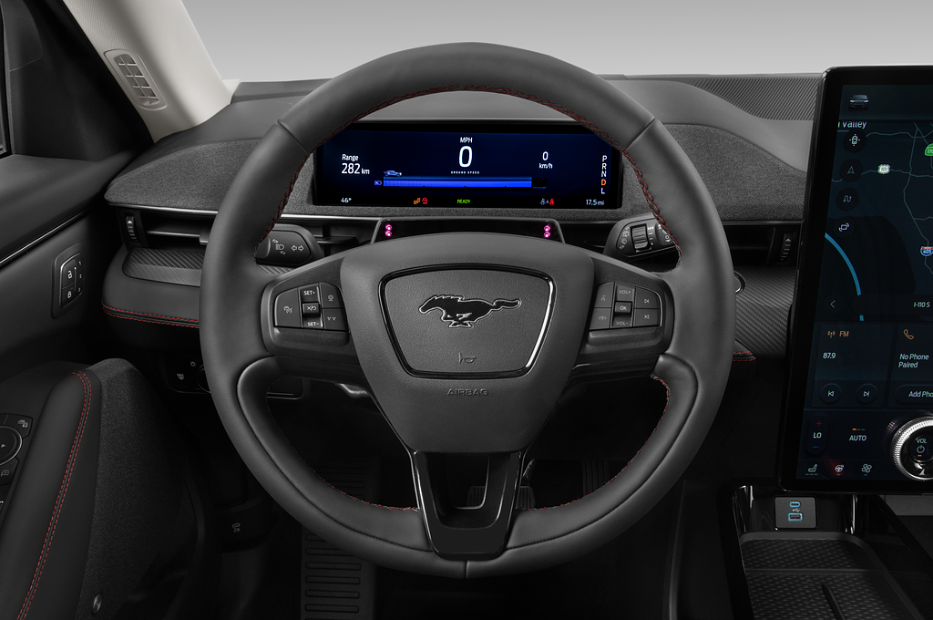 Ford Mustang Mach-E (Baujahr 2021) AWD 5 Türen Lenkrad