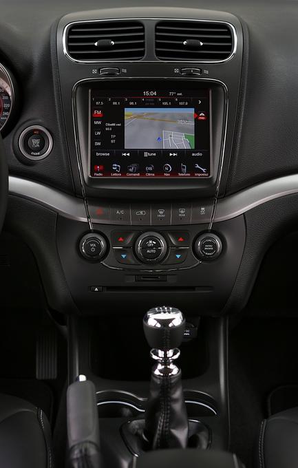 8,4 Zoll Touchscreen mit Navigationssystem und Rückfahrkamera.