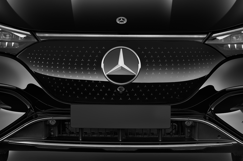 Mercedes EQE SUV (Baujahr 2023) AMG Line 5 Türen Kühlergrill und Scheinwerfer