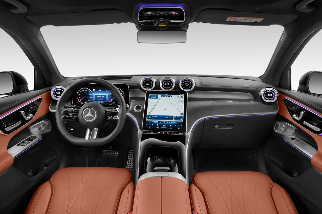 Mercedes GLC (Baujahr 2023) AMG Line 5 Türen Cockpit und Innenraum