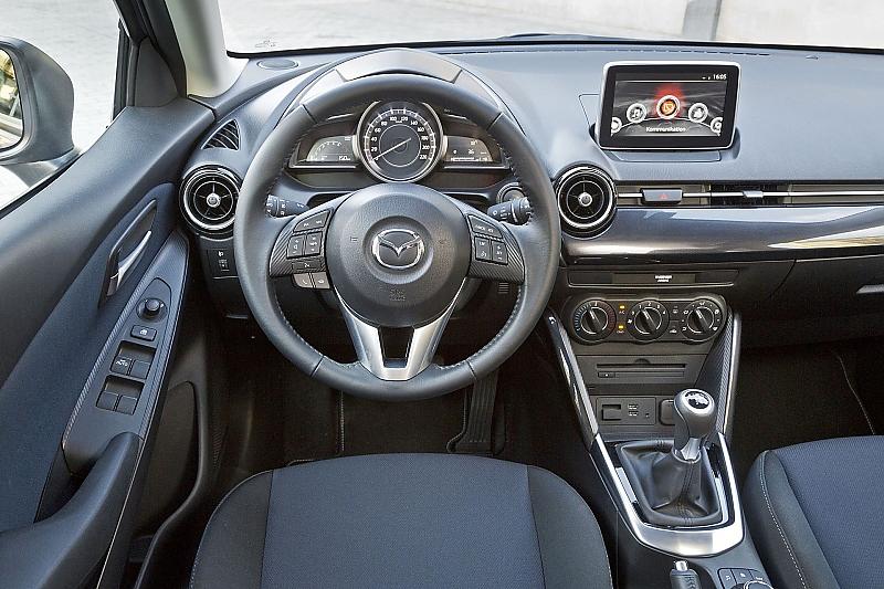 Das Cockpit des Mazda 2 erinnert an das des Mazda 3