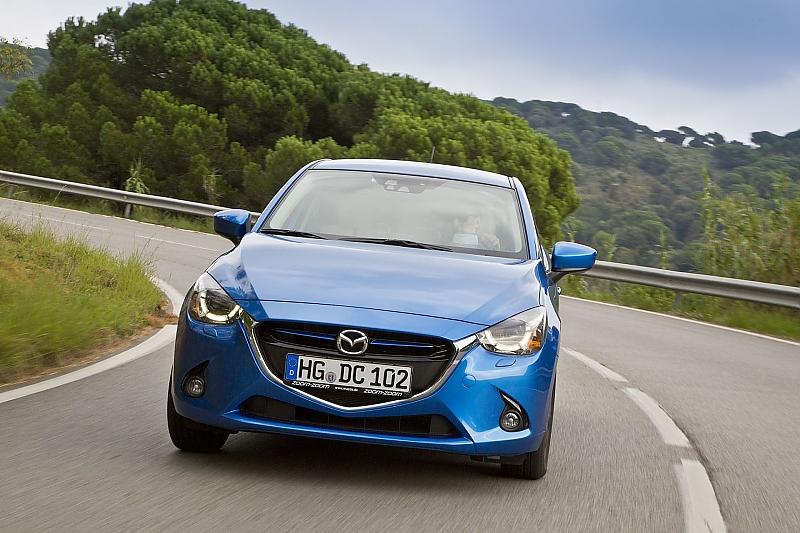 In Kurven ist der Mazda 2 neutral
