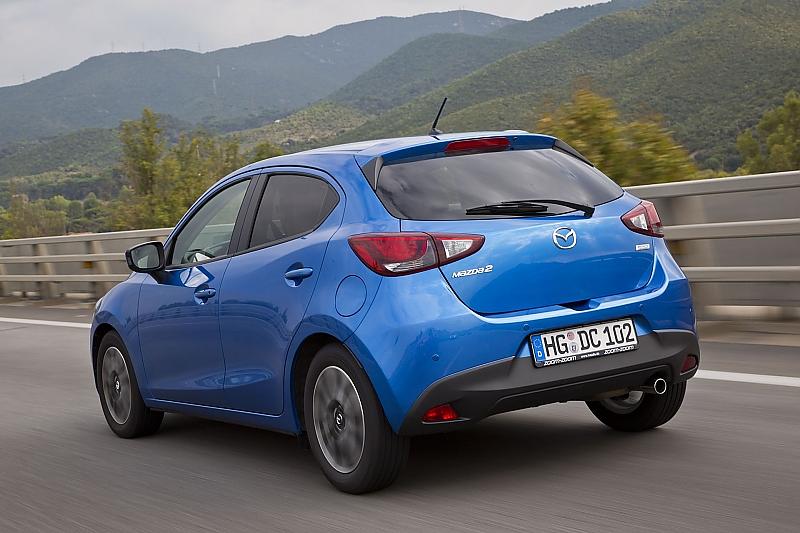 Der Mazda 2 reckt das Heck keck in die Höhe