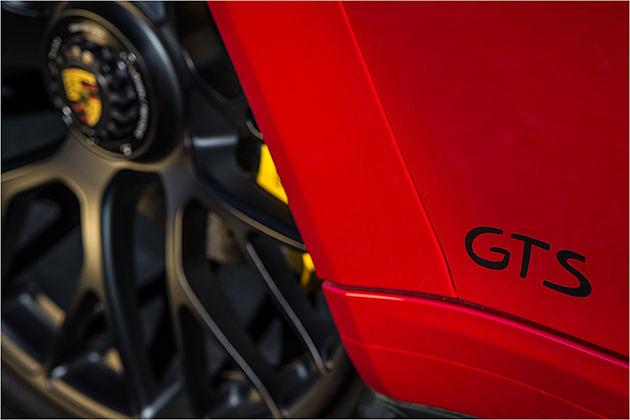 20-Zoll-Räder mit Zentralverschluß vom großen Bruder Porsche Turbo, im GTS allerdings in Mattschwarz
