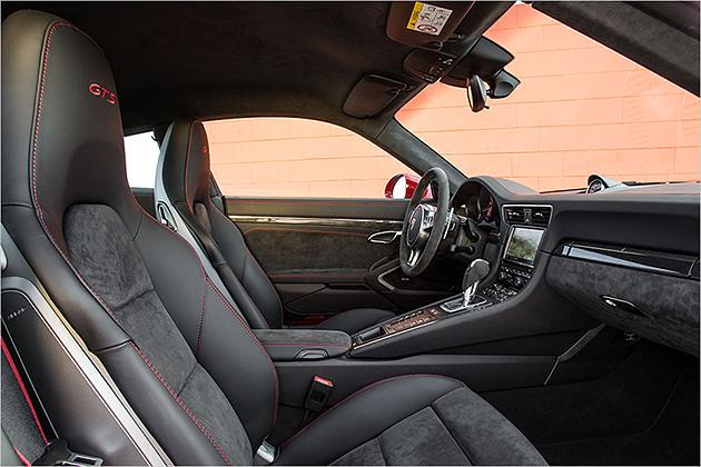 Im Innenraum des 911 GTS kommt viel Alcantara zum Einsatz
