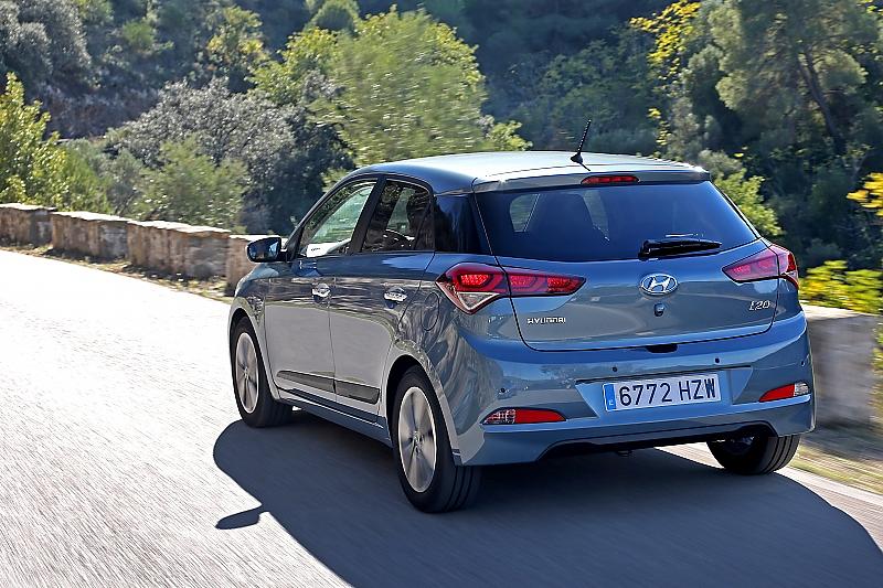 In der Classic-Variante kommen elektrisch verstell- und beheizbare sowie mit Weitwinkelfunktion und integrierten Blinkleuchten ausgerüstete Außenspiegel, getönte Verglasung, Funkfernbedienung für die Zentralverriegelung, RDS-Radio inklusive AUX- und USB-Zusatzanschlüssen sowie Klimaanlage inklusive kühlbarem Handschuhfach serienmäßig hinzu.