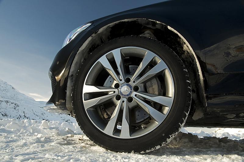 Mercedes C 400 4matic im Winter - Vortrieb auch bei glattem Untergrund