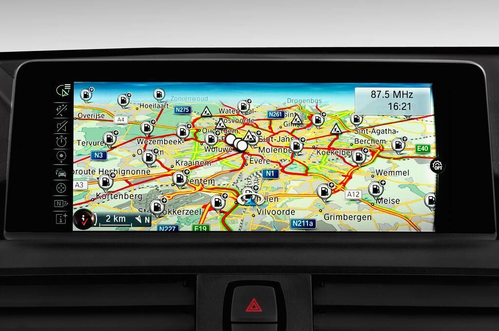 BMW 2 Series (Baujahr 2016) Sport Line 2 Türen Radio und Infotainmentsystem