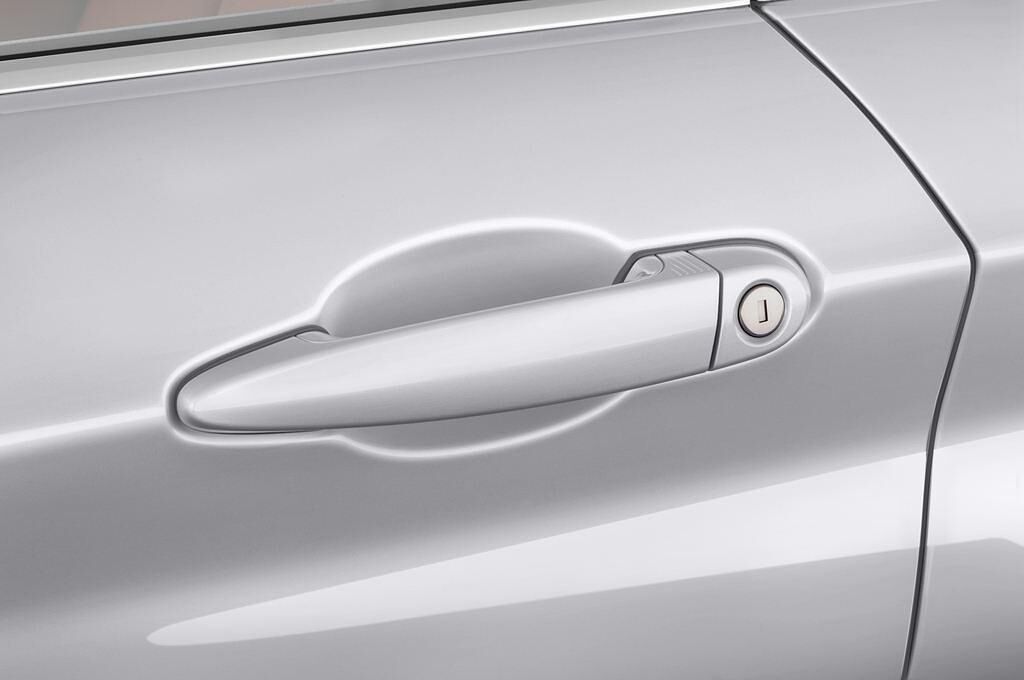 BMW 2 Series (Baujahr 2016) Sport Line 2 Türen Türgriff