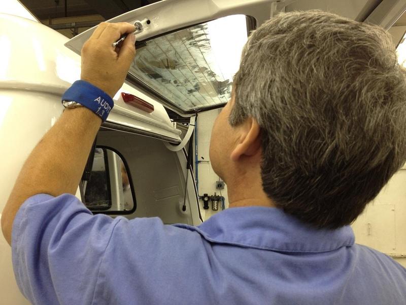 Lackfehler werden bei der VW-Bus-Produktion in Brasilien ausgetupft