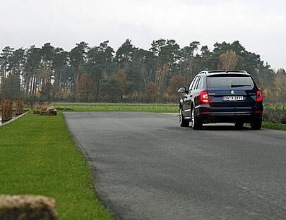 Der Skoda Superb fällt auf.