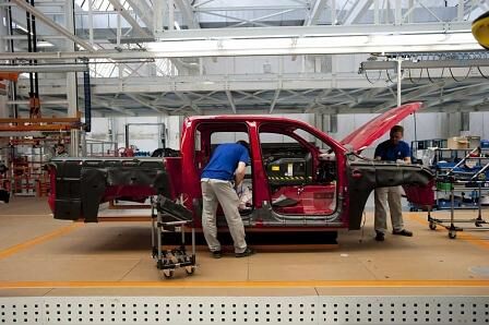 VW Amarok Produktion: Die Autoindustrie verlangt immer mehr von dem traditionellen Werkstoff Stahl