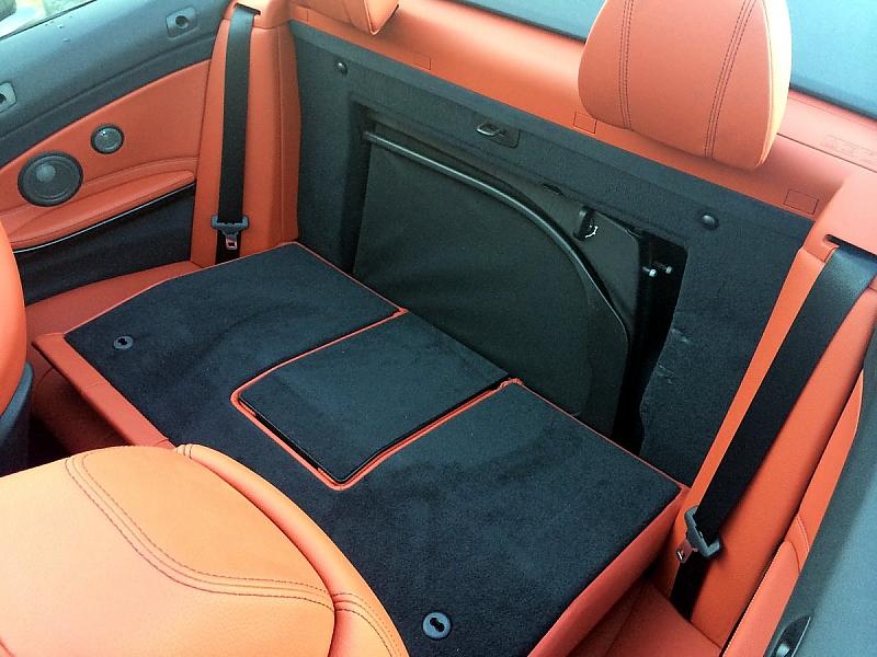BMW 435i Cabrio: die Rückbank lässt sich umklappen und das Windschott verstecken