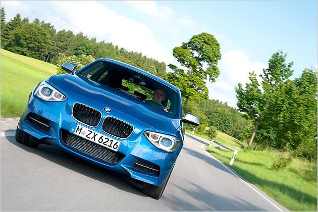 Auf kurvigen Landstraßen ist der M135i in seinem Element