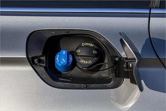 Beim 240-PS-Diesel ist ein 13 Liter großer AdBlue-Tank an Bord - er reicht für gerade mal 9.000 Kilometer