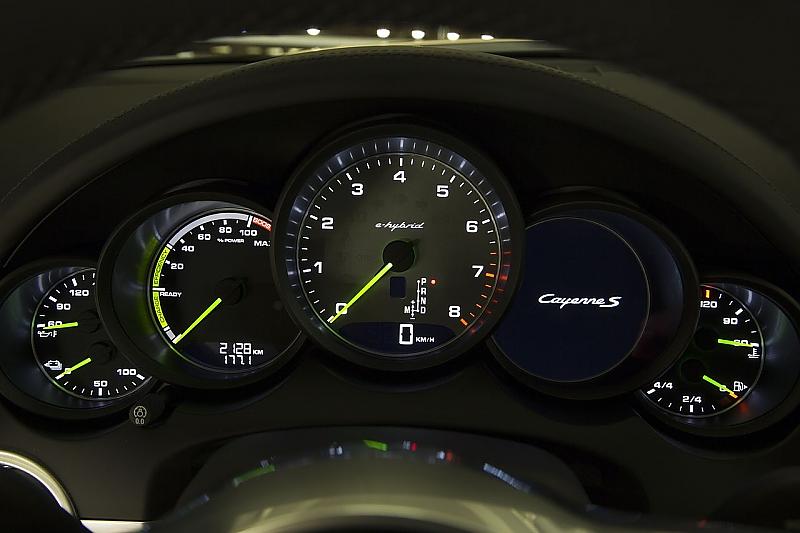Typisches Porsche Cockpit mit verschachtelten Rundinstrumenten