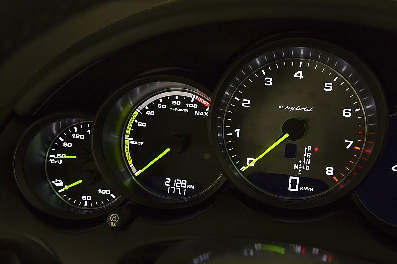 Die giftgrünen Zeiger geben den Hinweis, dass es sich um einen Porsche Cayenne S E-Hybrid handelt