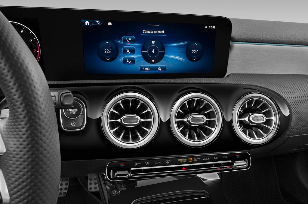 Mercedes A Class (Baujahr 2023) AMG Line 5 Türen Temperatur und Klimaanlage