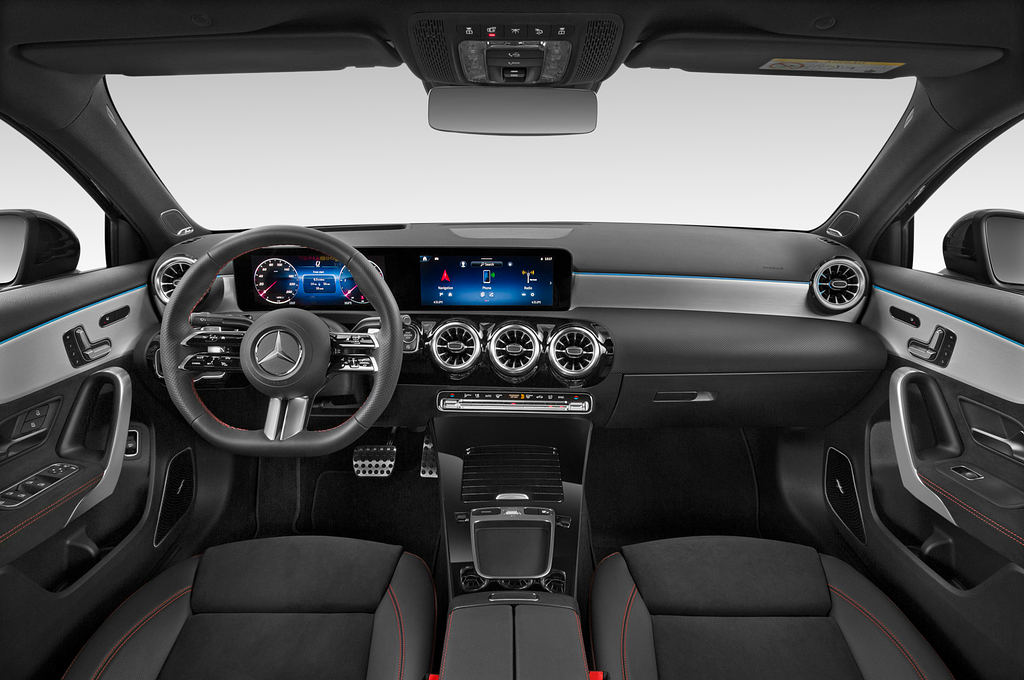 Mercedes A Class Berline (Baujahr 2023) AMG Line 4 Türen Cockpit und Innenraum
