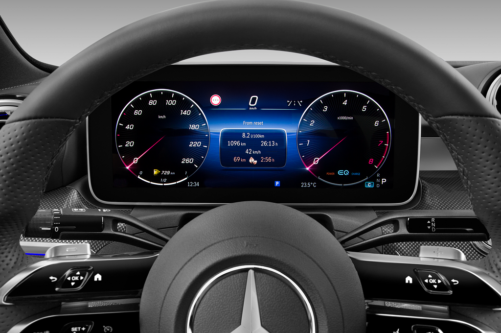 Mercedes C Class (Baujahr 2022) AMG Line 4 Türen Tacho und Fahrerinstrumente
