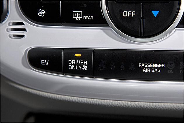Die "Driver Only"-Taste sorgt dafür, dass nur der Fahrerplatz von der Klimaautomatik belüftet wird