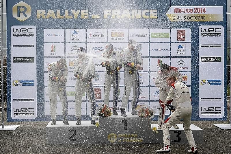 Das Siegerpodest von Frankreich: Andreas Mikkelsen, Ola Floene, Jari-Matti Latvala, Miikka Anttila, Kris Meeke, Paul Nagle.