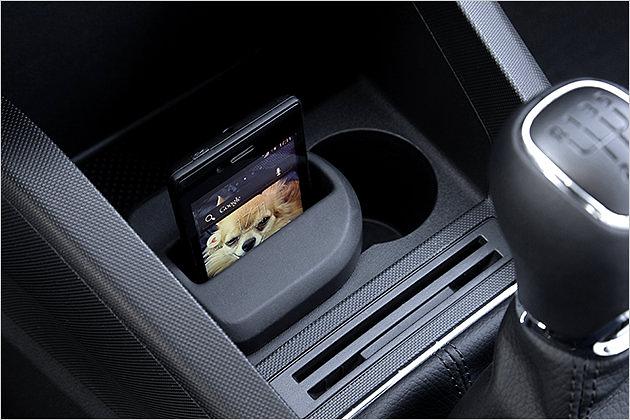 Zum Ablagenpaket für 55 Euro gehört diese Handy-Halterung