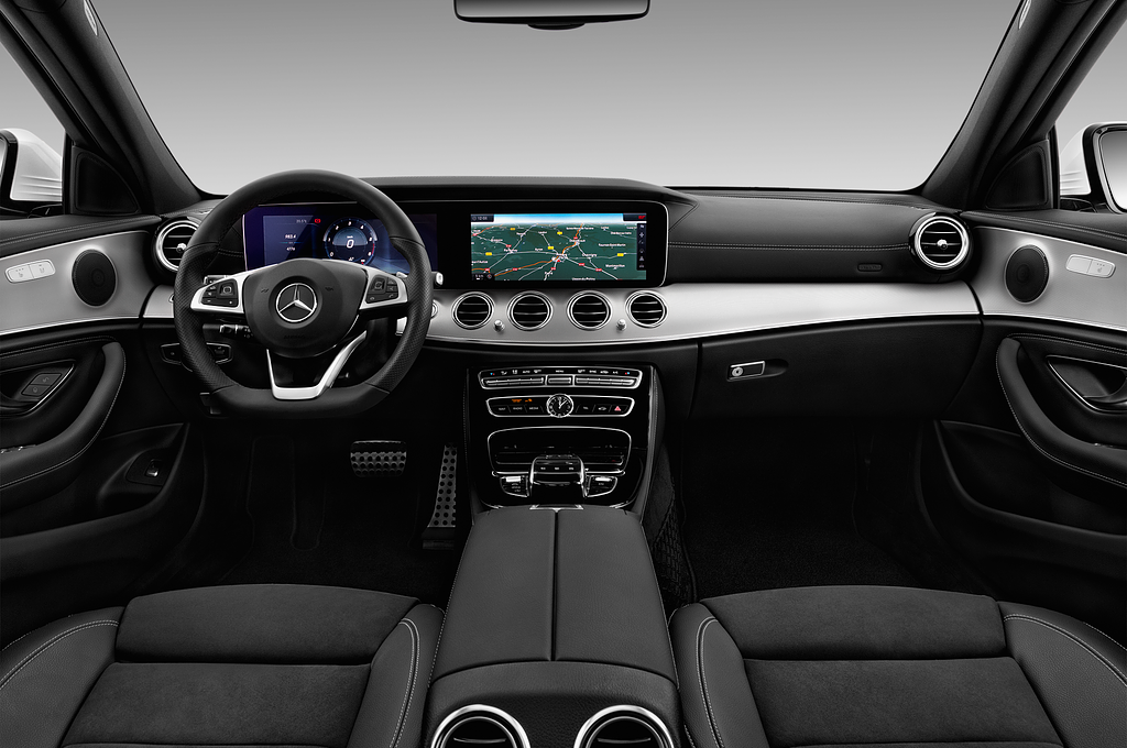 Mercedes E Class (Baujahr 2021) Avantgarde 4 Türen Cockpit und Innenraum