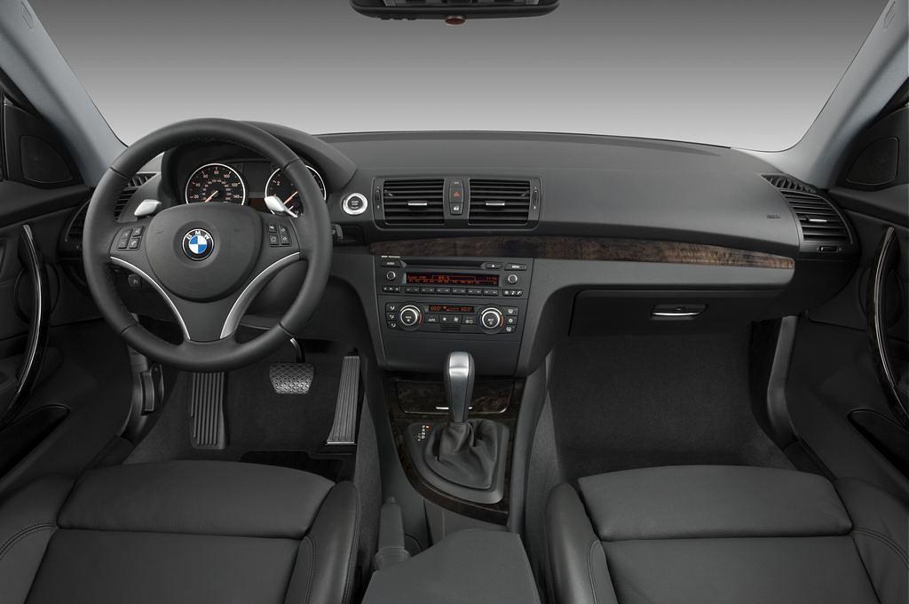 BMW 1 Series (Baujahr 2010) 125i 2 Türen Cockpit und Innenraum