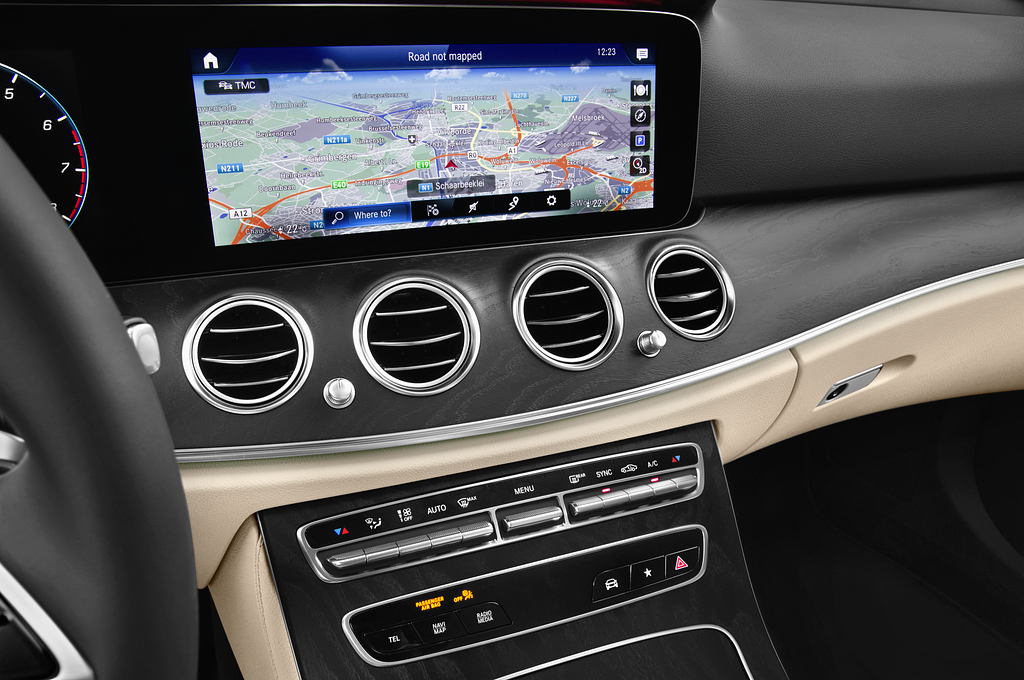 Mercedes E Class (Baujahr 2021) Avantgarde 4 Türen Mittelkonsole