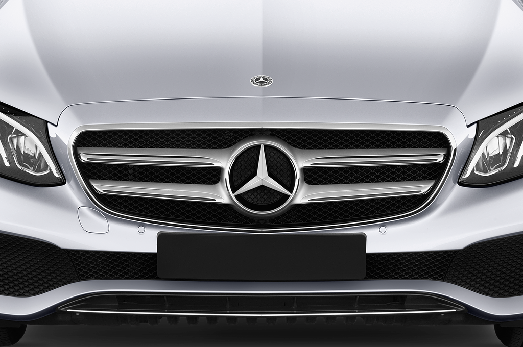 Mercedes E Class (Baujahr 2022) - 4 Türen Kühlergrill und Scheinwerfer