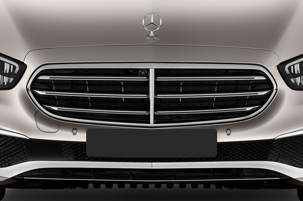 Mercedes E Class (Baujahr 2022) - 4 Türen Kühlergrill und Scheinwerfer