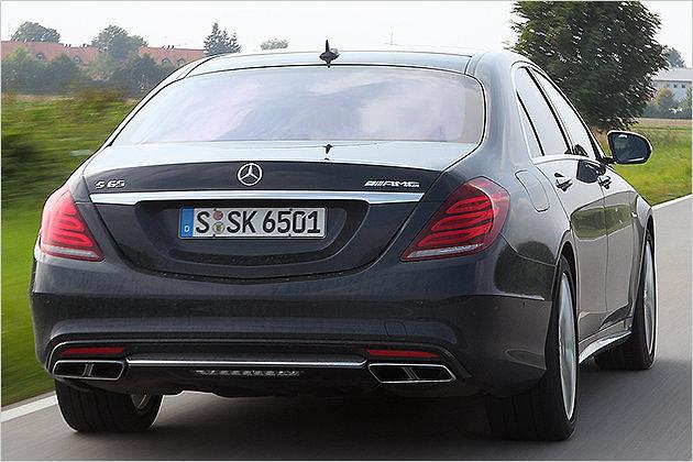 Während der S 63 blubbert und knallt, legt der Biturbo-V12 im S 65 eher dezentere Töne an den Tag