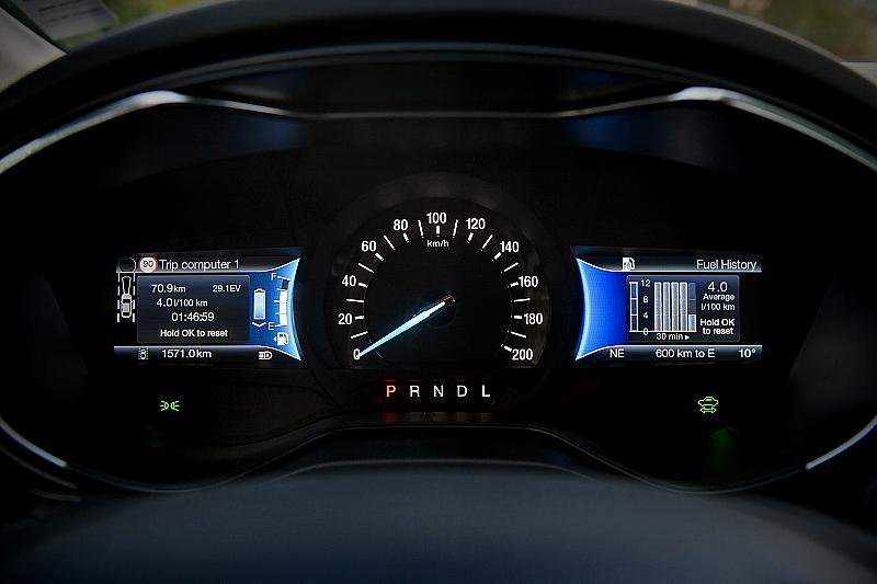 Das Zentralinstrument gibt im Ford Mondeo 2.0 Hybrid eine Übersicht, was sich gerader zwischen Verbrenner, Batterie und Elektromotor passiert