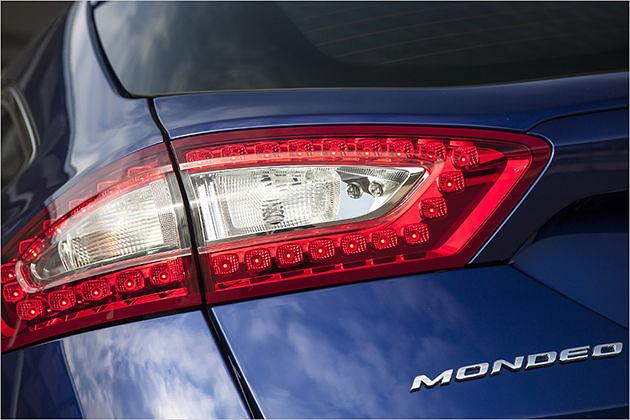 Am Heck warnt LED-Technik den Verkehr