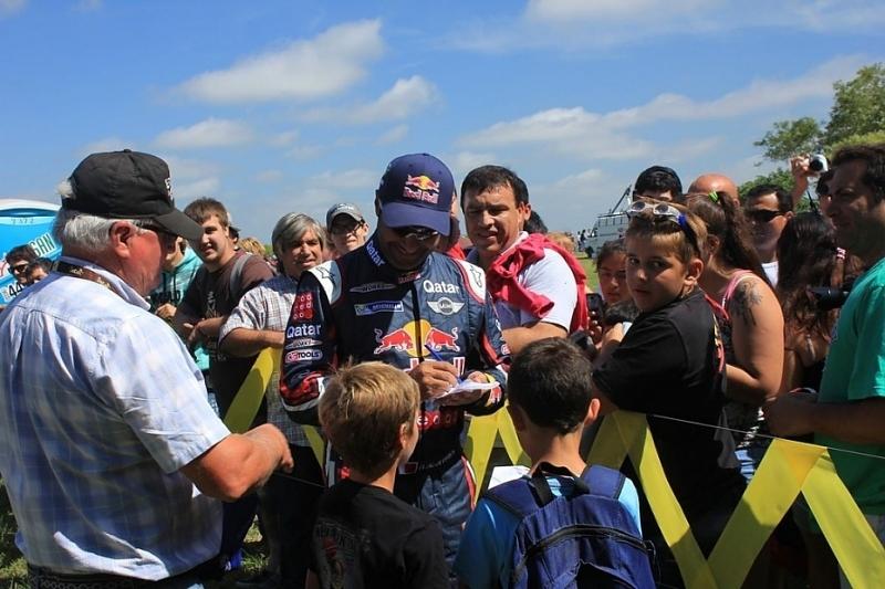 Das Autogramm ist soeben im Wert gestiegen: Gesamtsieger Nasser Al-Attiyah freut sich mit den Fans.