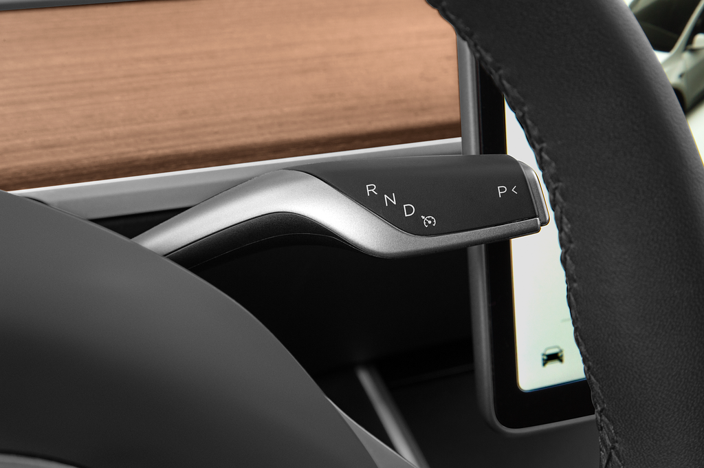 Tesla Model Y (Baujahr 2021) Long Range AWD 5 Türen Schalthebel