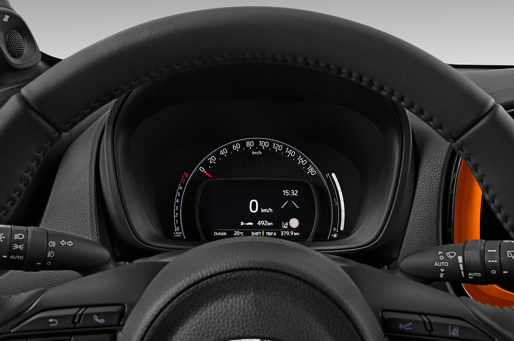 Toyota Aygo X (Baujahr 2022) Limited 5 Türen Tacho und Fahrerinstrumente