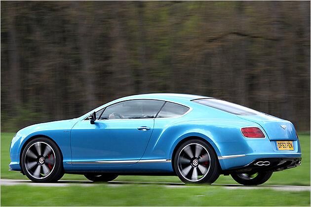 Unser Continental GT V8 S ist im Farbton Kighfisher lackiert. Das macht ihn etwa 3.900 Euro teurer