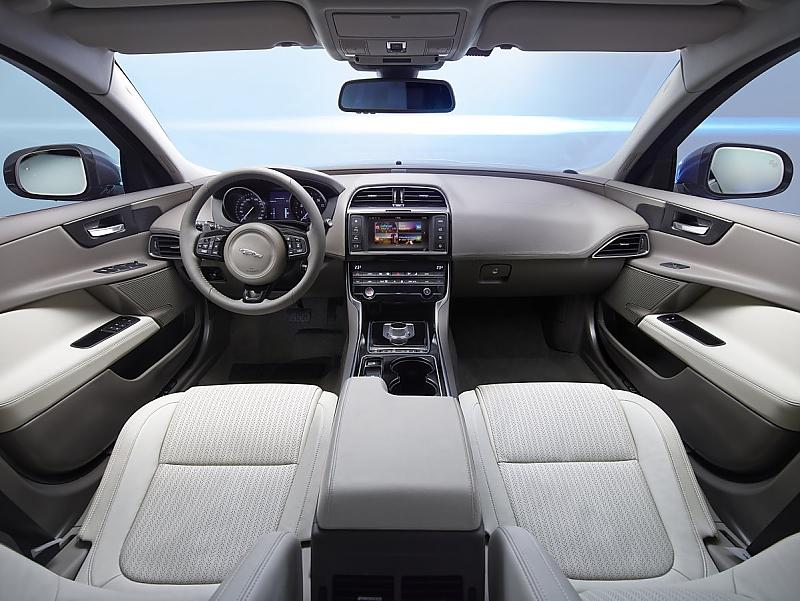 Jaguar XE Jahrgang 2015 - das Cockpit mit bekannten Jaguar-Dreingaben