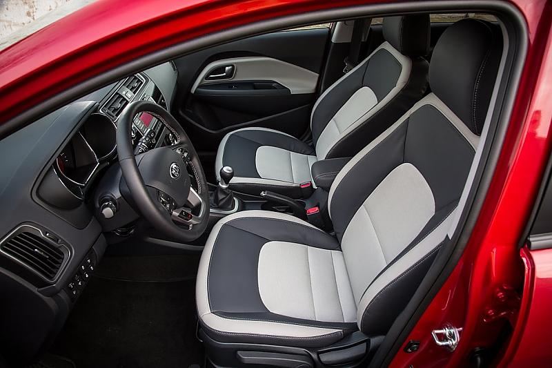 Kia Rio 1.2 Modellpflege 2015 - die Sitze könnten mehr Oberschenkelauflage vertragen
