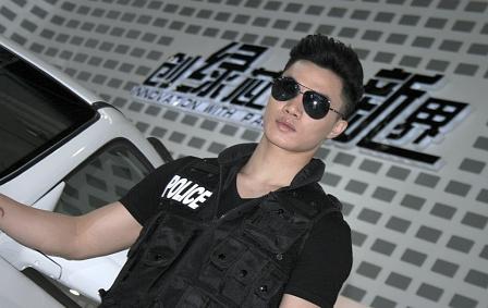 Dieses chinesische Model steht seinen Mann
