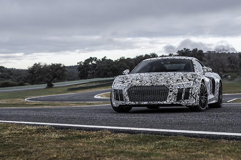 Der Audi R8 lenkt willig ein