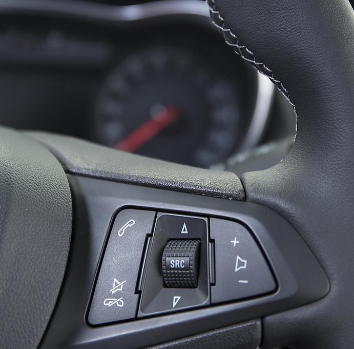 Das Lenkrad des Opel Karl enthält Bedienelemente