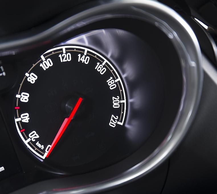 Die Rundinstrumente im Opel Karl sind gegen Lichtreflexe gut geschützt