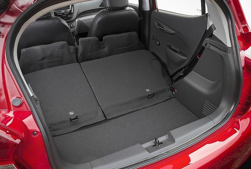 Bei umgeklappten Rücksitzlehnen ergibt sich im Opel Karl eine fast ebene Ladefläche