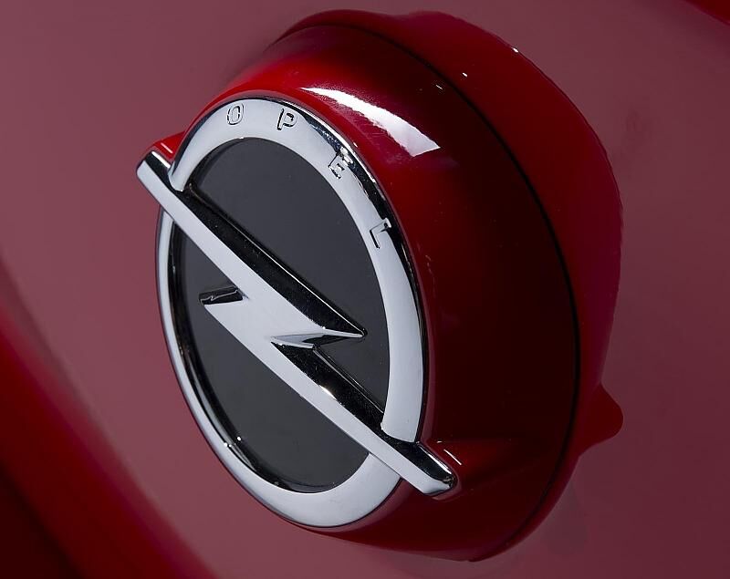 Das dreidimensionale Opel-Logo am Heck des Opel Karl enthält auch den Öffnungsmechanismus der Heckklappe