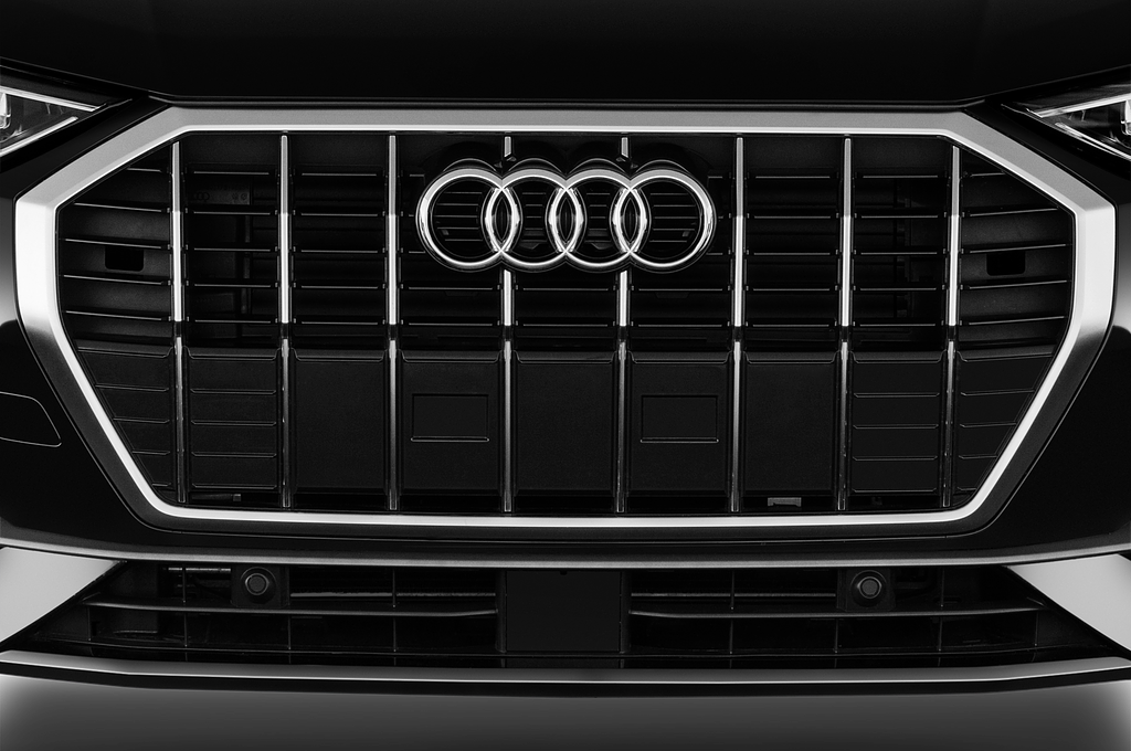 Audi Q3 (Baujahr 2023) S Line 5 Türen Kühlergrill und Scheinwerfer