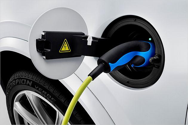 Auch eine Version mit Strombetankung gibt es. Der T8 ist ein Plug-in-Hybrid mit 50 Kilometer elektrischer Reichweite