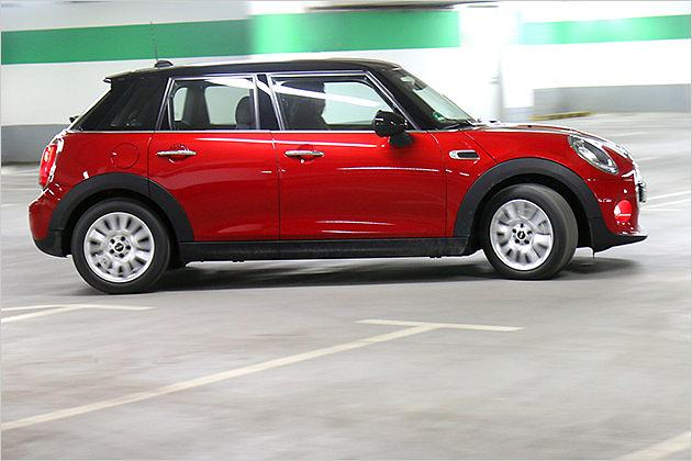 Fahrdynamisch ist der beinahe vier Meter lange Mini Fünftürer ebenso fantastisch wie sein dreitüriges Pendant